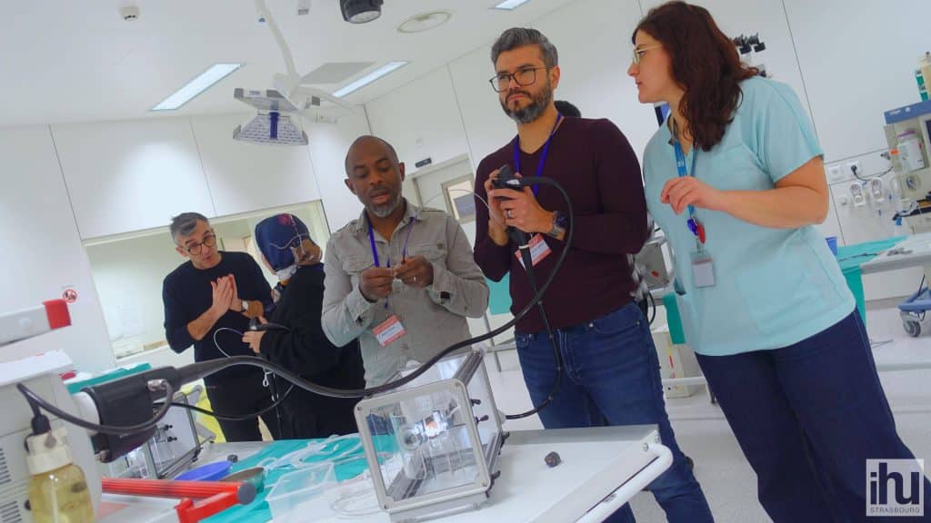 Médecins et chirurgiens internationaux en formation lors d’une session hands-on ERCP du Master M2 à l’IHU Strasbourg.