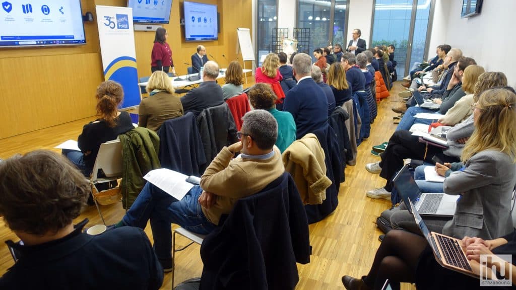 Participants réunis lors de la matinée en salle de conférence
