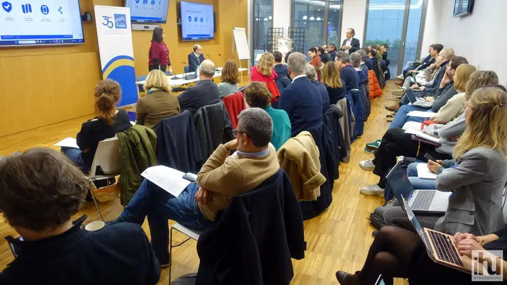 Vue d’ensemble des participants pendant la matinée en salle de conférence Participants réunis lors de la matinée en salle de conférence