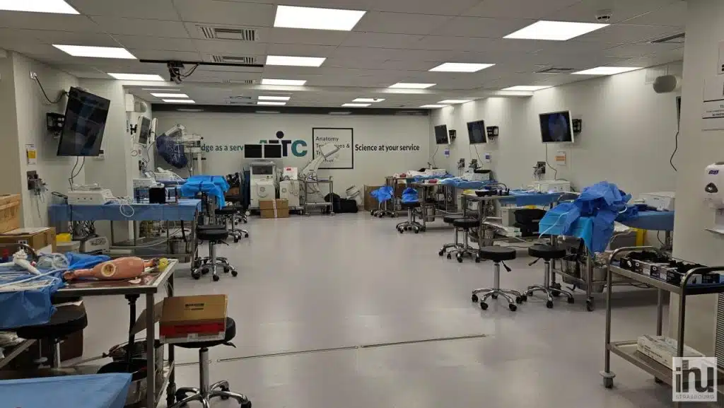 Cours IHU-EAES : H01: Hands-on course Flexible Endoscopy Cours IHU-EAES : H01: Hands-on course Flexible Endoscopy