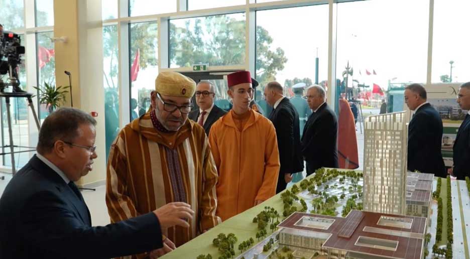 Maquette de la Fondation Mohammed VI des Sciences et de la Santé (FM6SS) observée par Sa Majesté Mohammed VI